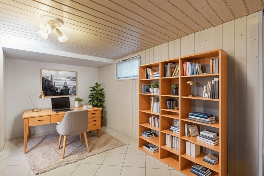 bureau avec wood ceiling, plafond en bois, espace bureau, natural light, et lumière naturelle