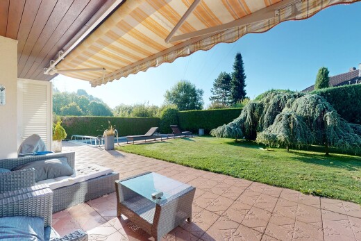 terrasse avec terrasse, from property, auvent, pelouse, et day time