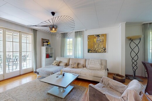 salon avec natural light, lumière naturelle, inside property, wood finish floor, et sol en finition bois