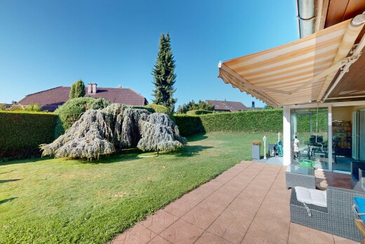 terrasse avec terrasse, day time, pelouse, from property, et auvent