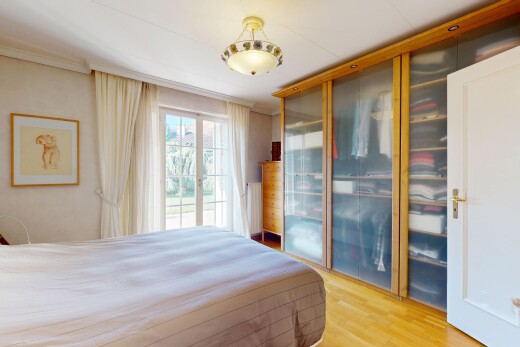 chambre avec natural light, lumière naturelle, inside property, wood finish floor, et sol en finition bois