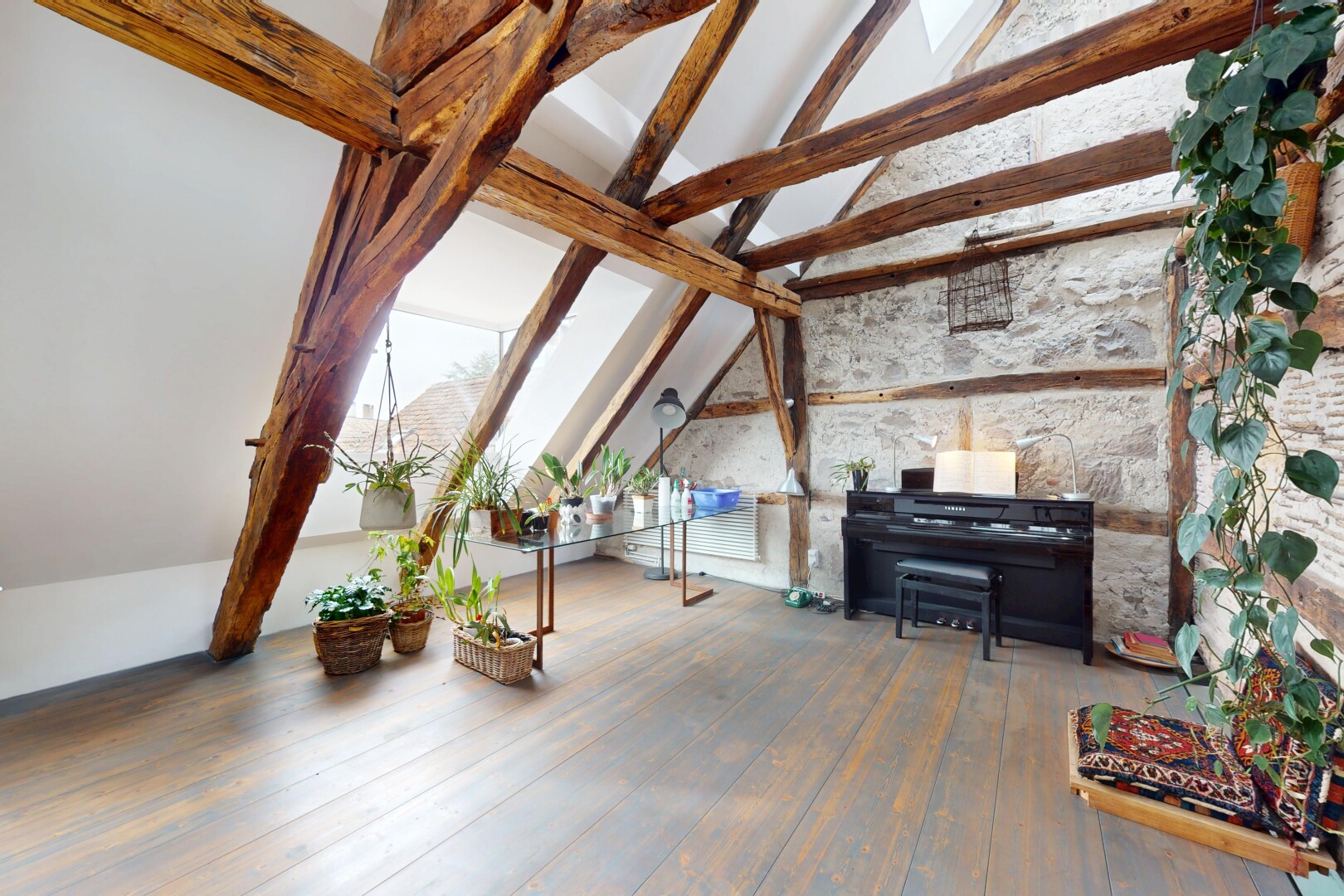 innenraum mit steinwand, natürliches licht, dachschräge, balkendecke, und holzfußboden