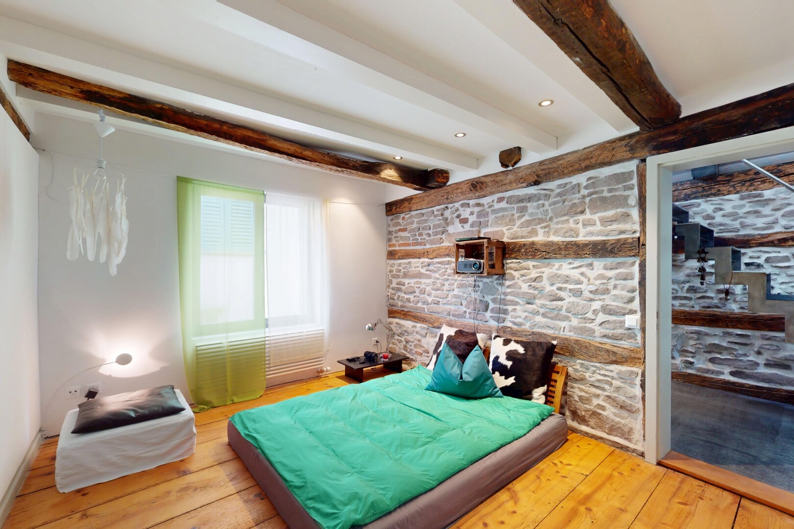 zimmer / schlafzimmer mit gipskartonwand, holzfußboden, steinwand, balkendecke, und natürliches licht