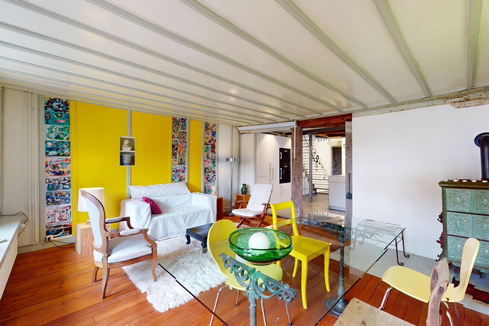 wohn- / esszimmer mit holzfußboden und gipskartonwand