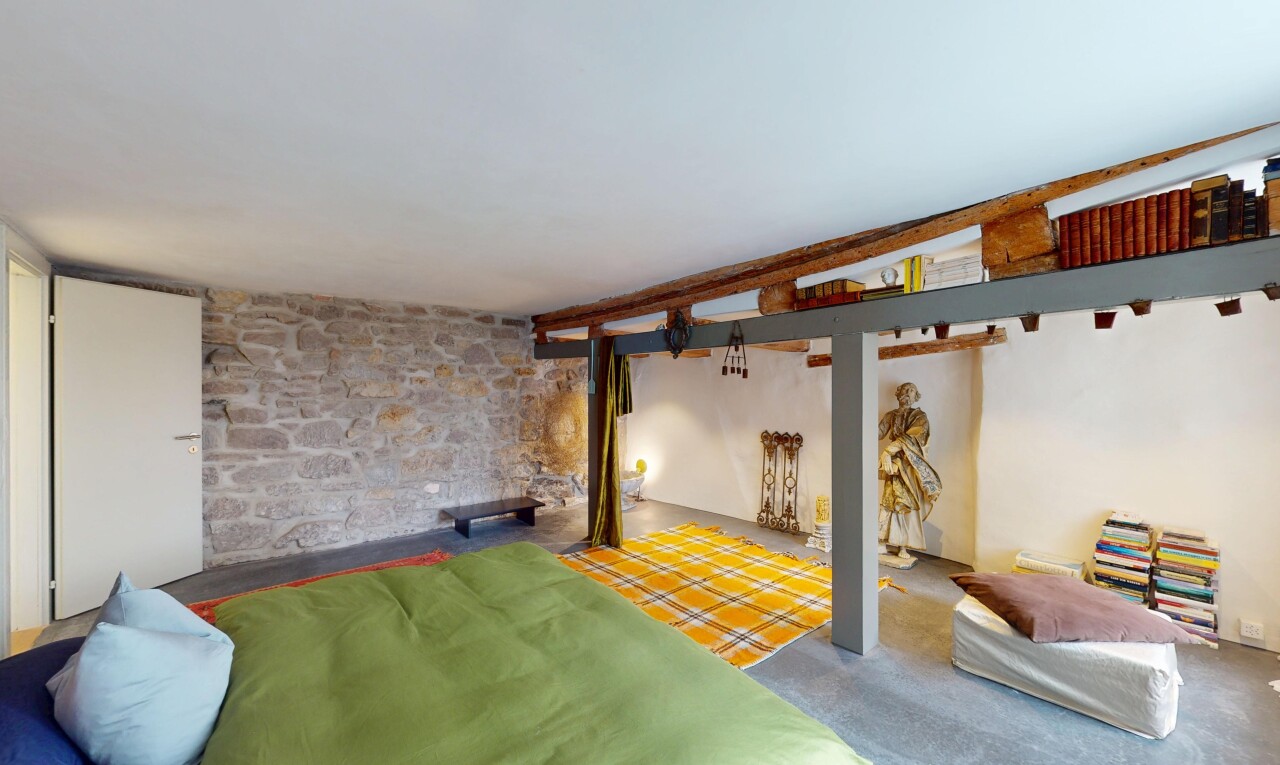 zimmer / schlafzimmer mit gipskartonwand, keller, und steinwand