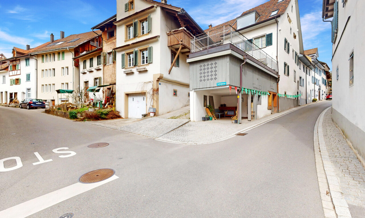 außenansicht mit eingebaute garage und wohngebietblick