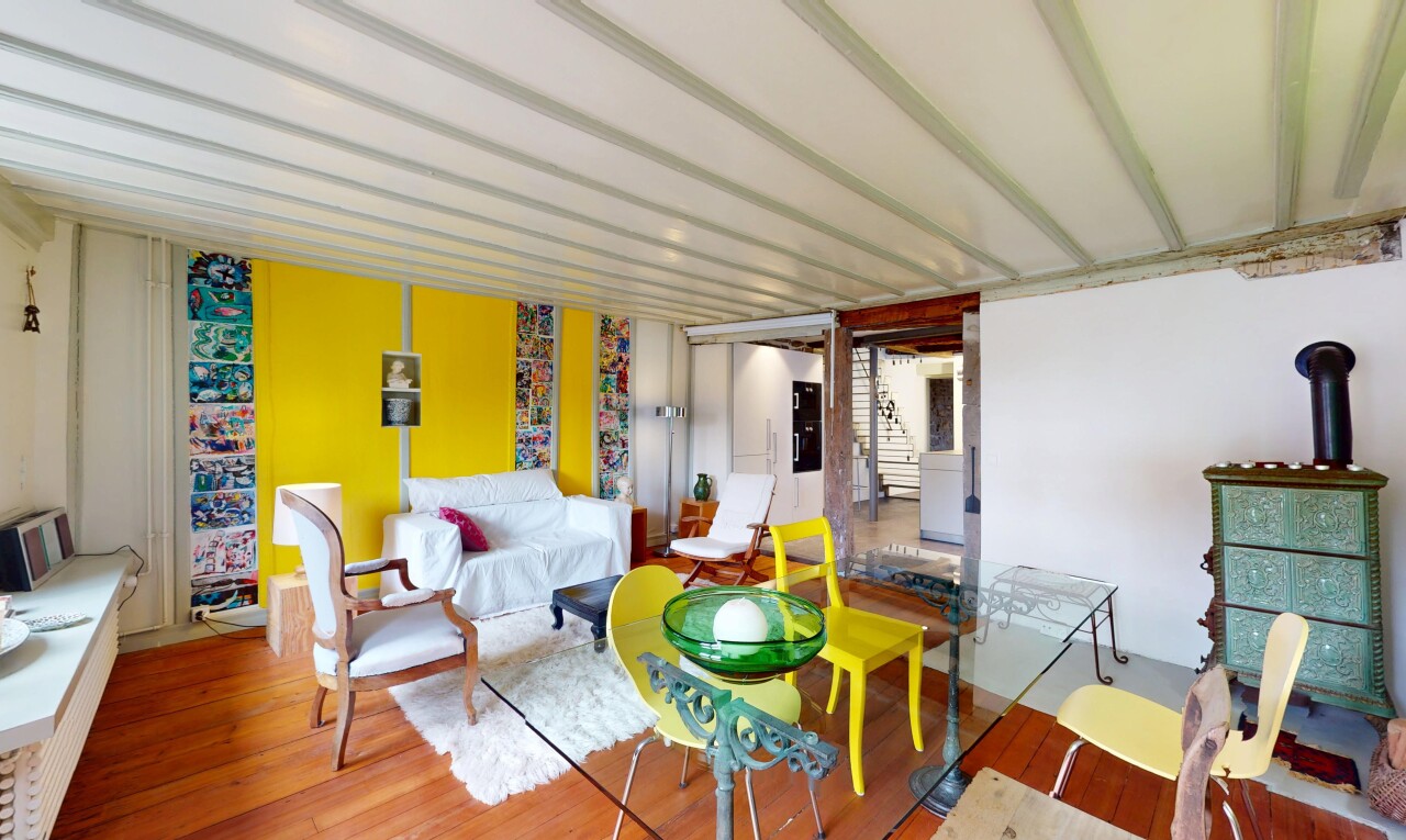 wohn- / esszimmer mit holzfußboden und gipskartonwand