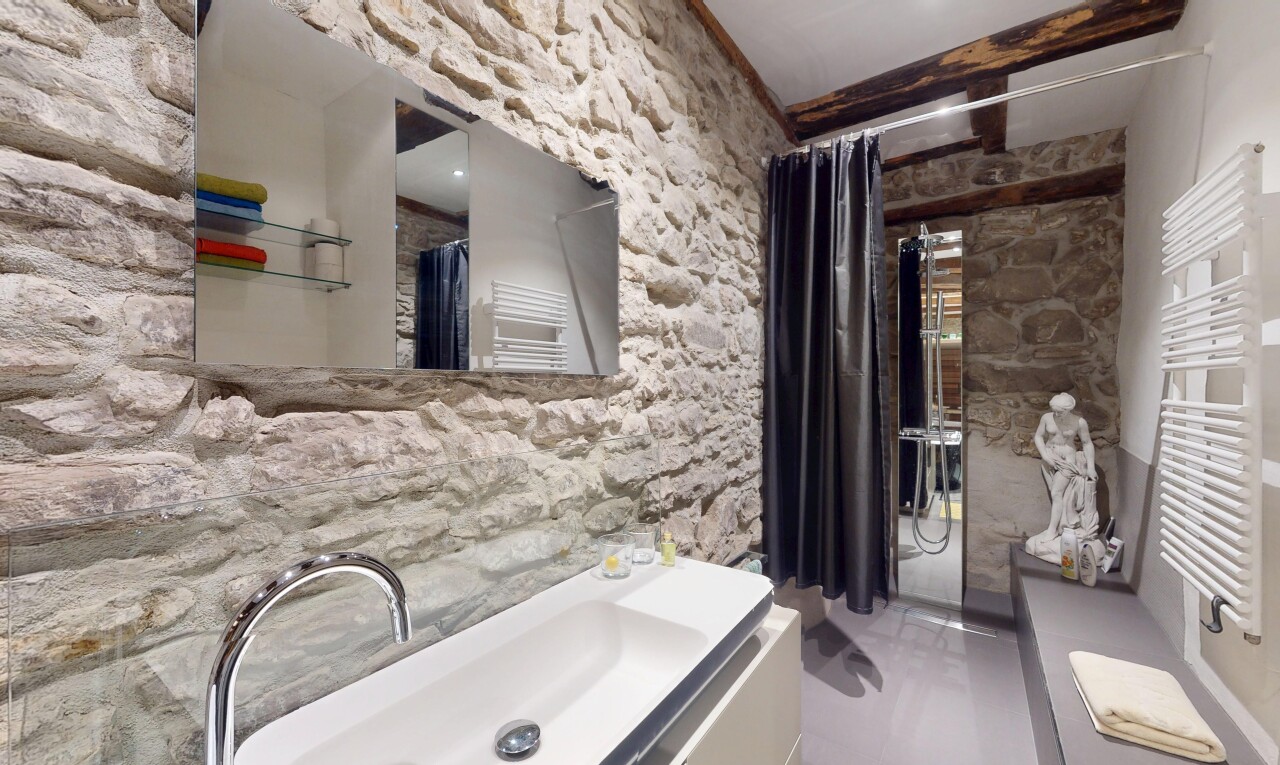 bad mit steinwand, schminktisch, spiegel, handtuchwärmer, und komplettes badezimmer