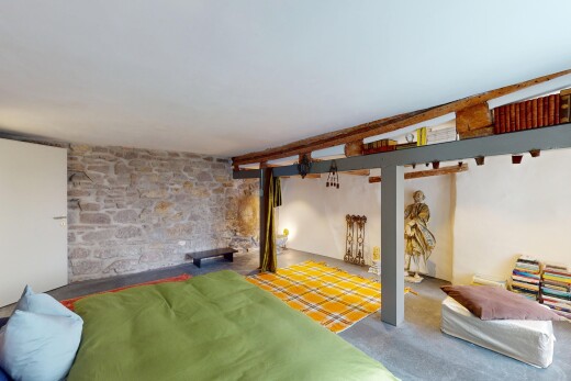 chambre avec sous-sol, cloison sèche, et mur en pierre