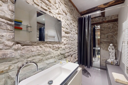 bad mit steinwand, schminktisch, spiegel, handtuchwärmer, und komplettes badezimmer