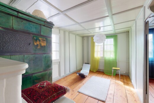 salle de bains avec lumière naturelle et sol en finition bois
