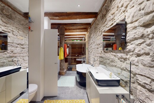 bad mit schminktisch, steinwand, und balkendecke