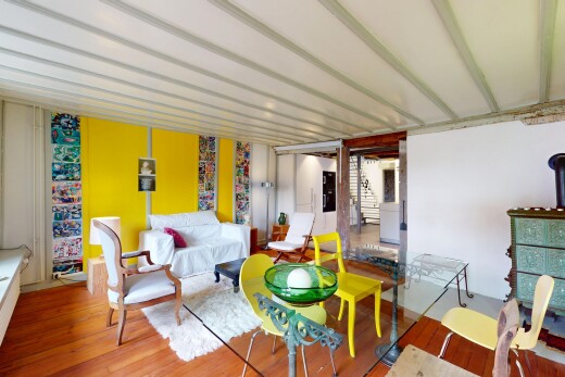 wohn- / esszimmer mit holzfußboden und gipskartonwand