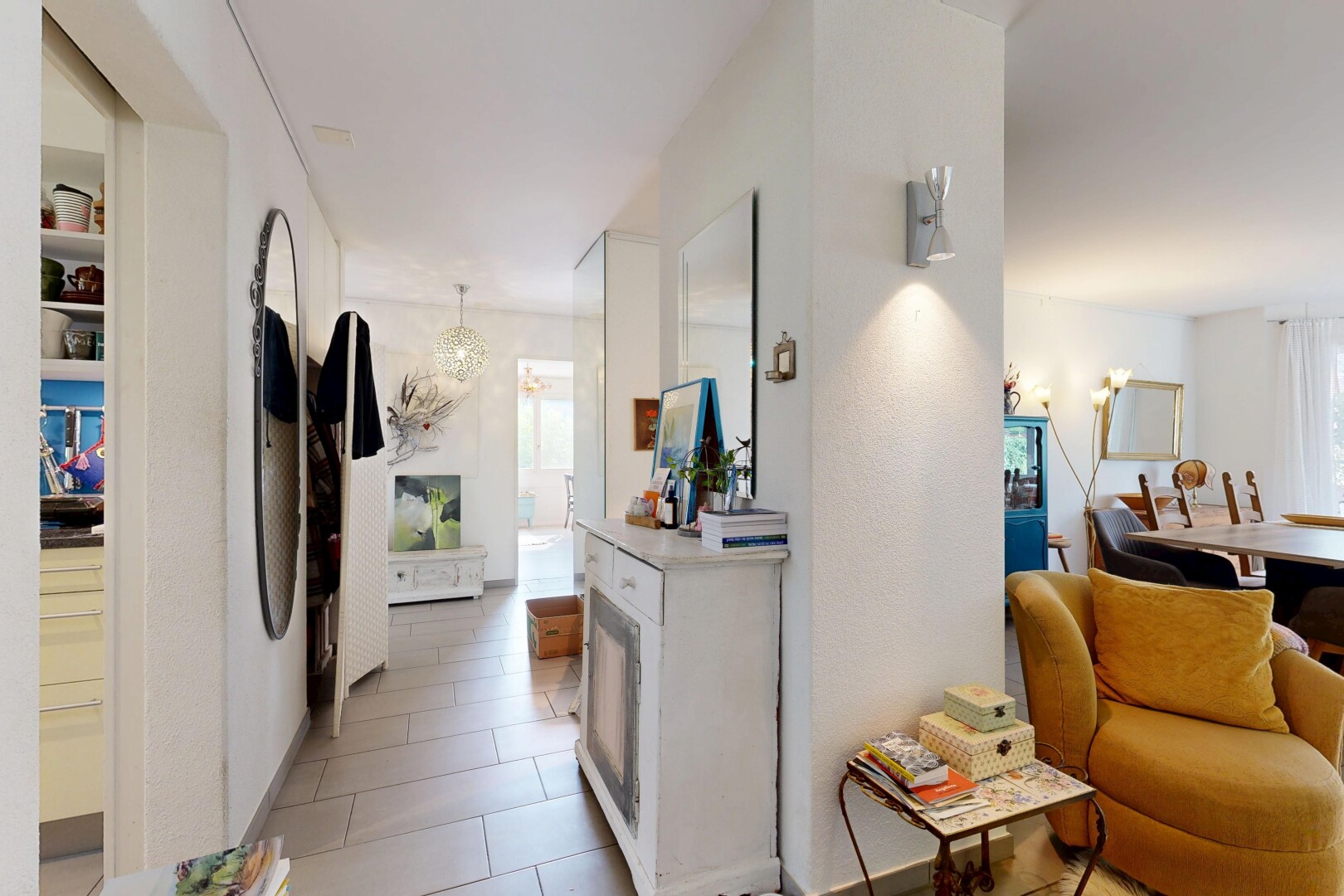halle / korridor mit inside property, light floor, tile floor, und fliesenboden