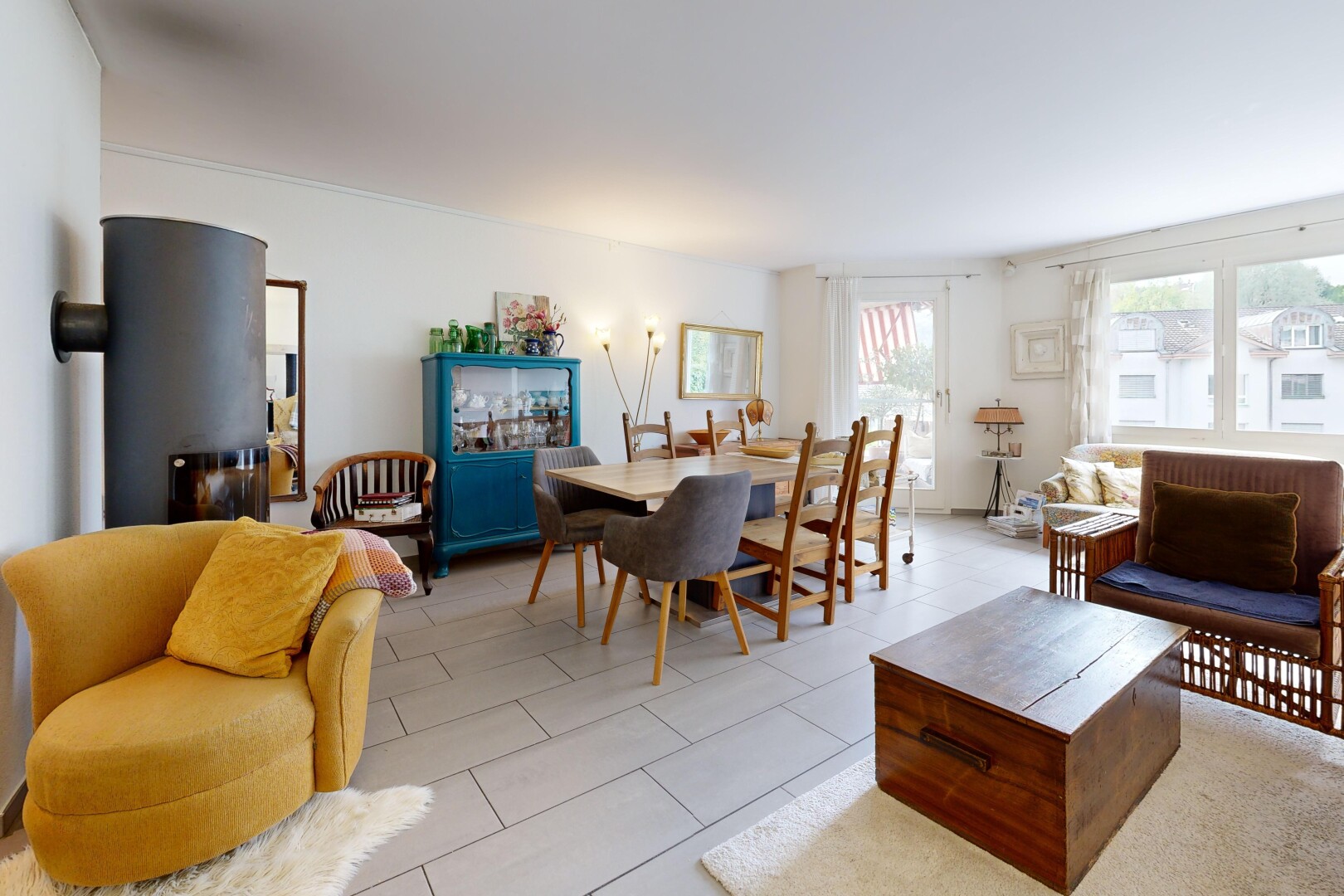 wohn- / esszimmer mit drywall, gipskartonwand, inside property, tile floor, und fliesenboden