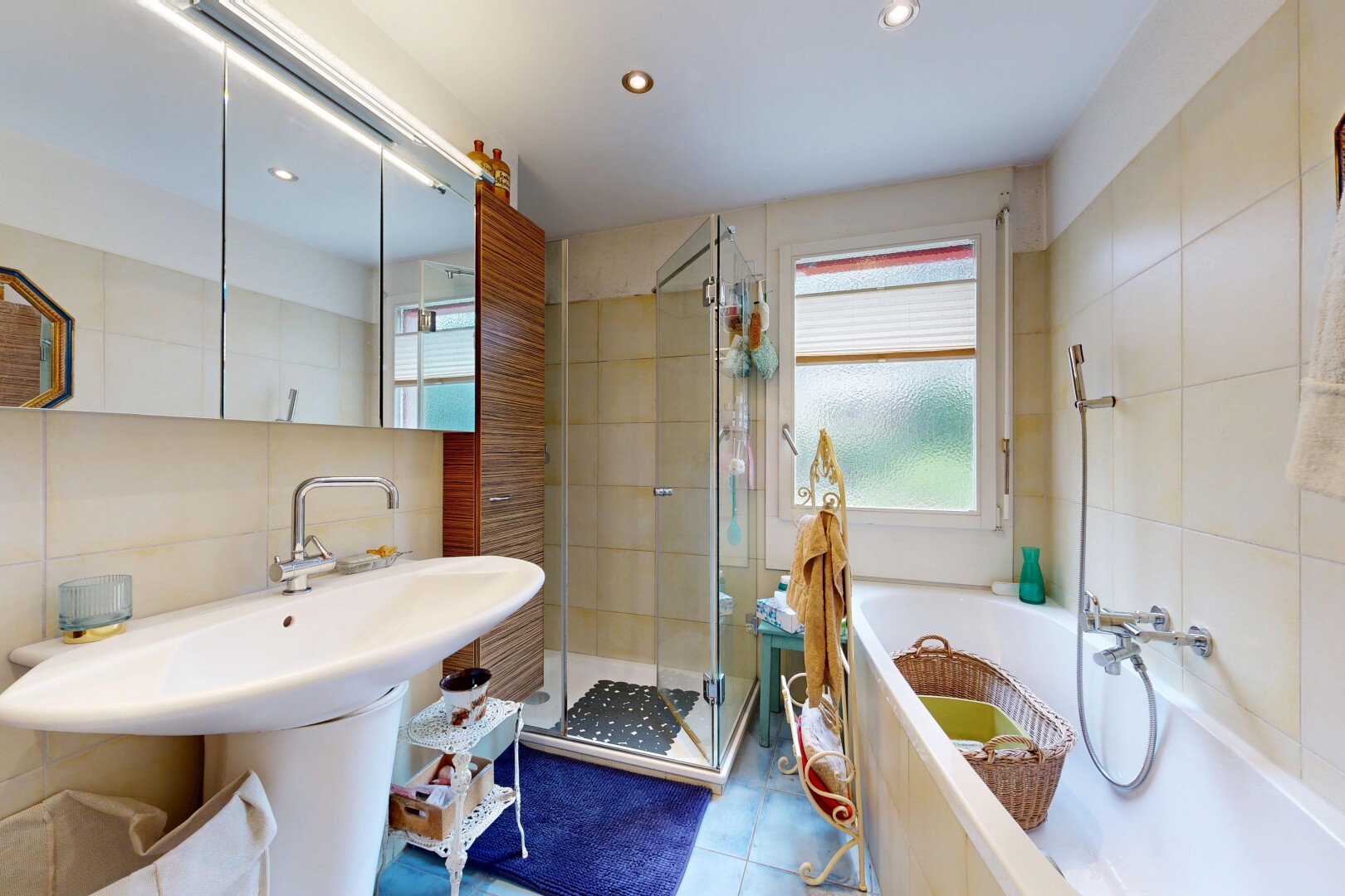 bad mit tile wall, fliesenwand, komplettes badezimmer, dusche, und bad