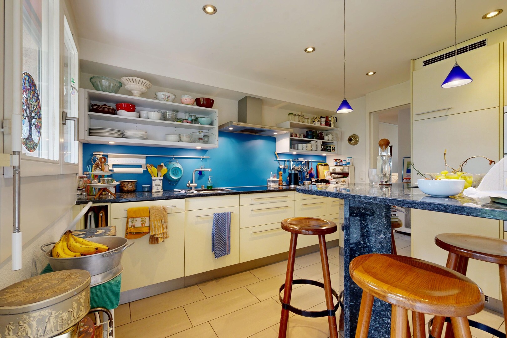 küche mit dunstabzugshaube, pendelleuchte, open shelves, offene regale, und dark countertops