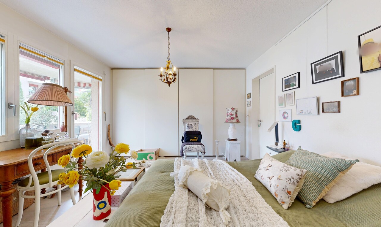 zimmer / schlafzimmer mit gipskartonwand, drywall, und inside property