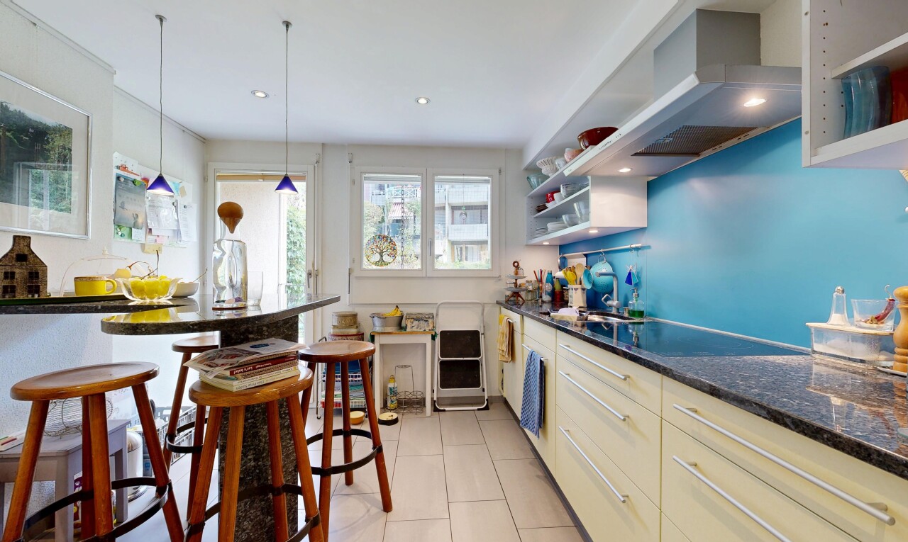 küche mit dunstabzugshaube, dark countertops, einbauleuchten, stone countertops, und stein arbeitsplatten