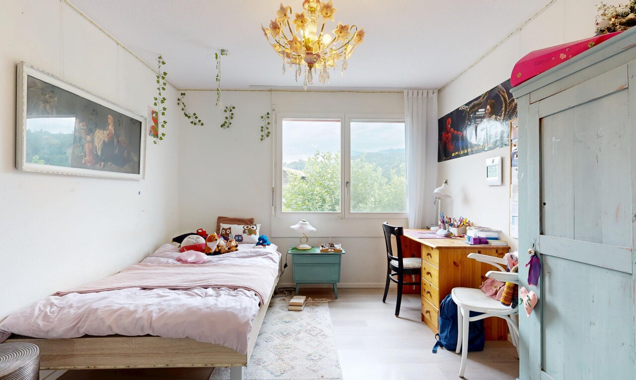 zimmer / schlafzimmer mit inside property, drywall, gipskartonwand, bürobereich, und wood finish floor