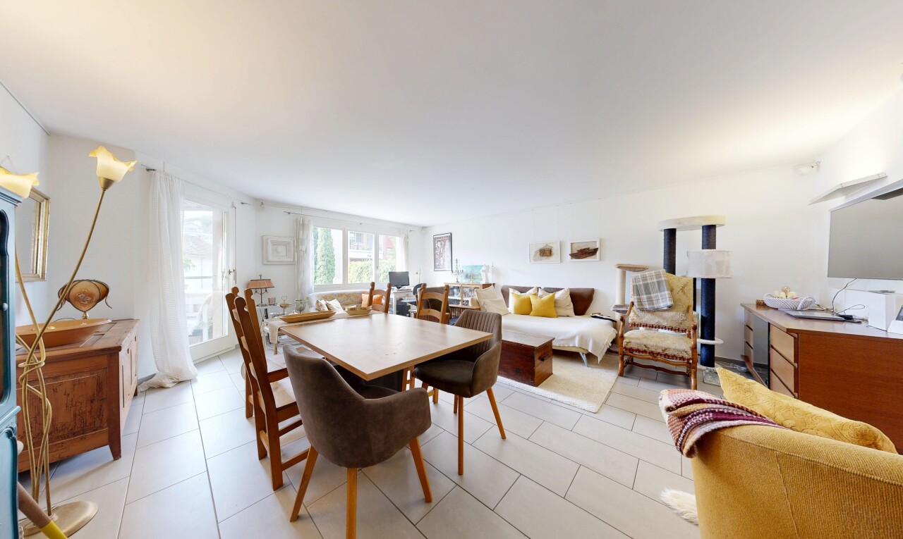 wohn- / esszimmer mit drywall, gipskartonwand, tile floor, fliesenboden, und light floor