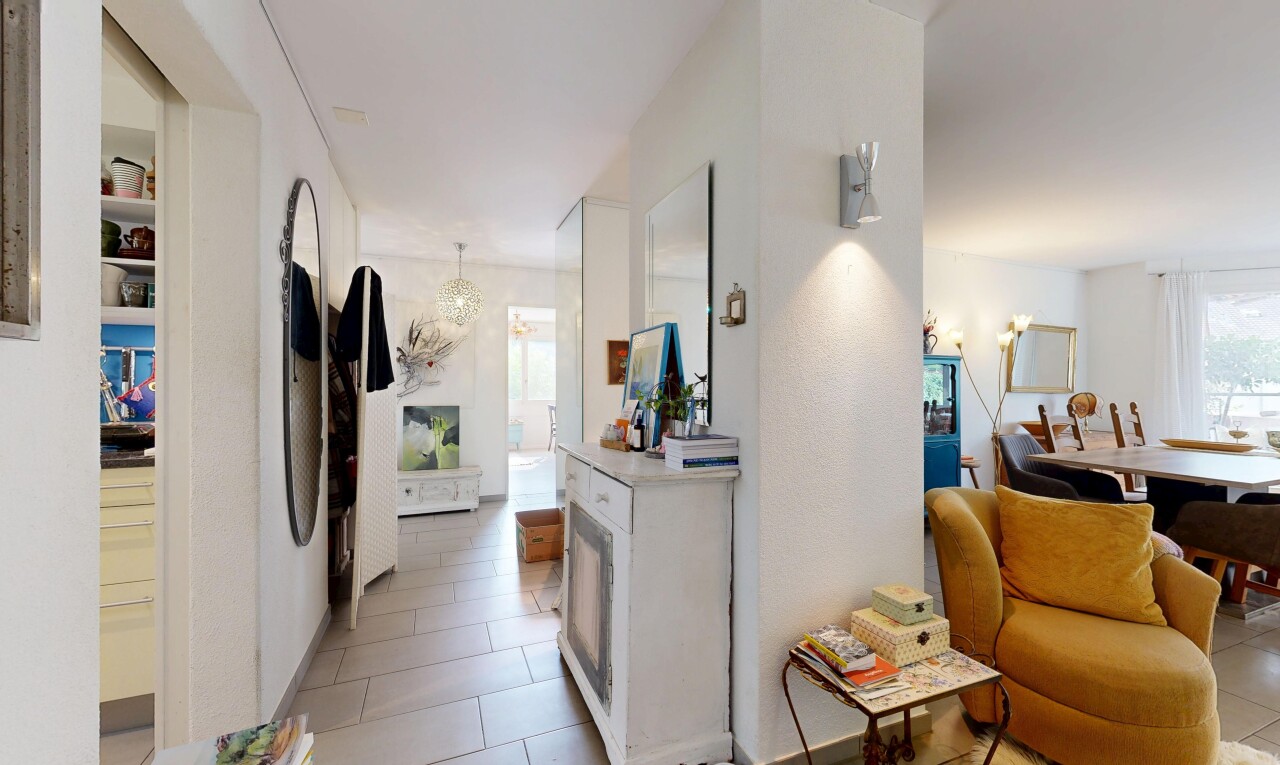 halle / korridor mit inside property, light floor, tile floor, und fliesenboden