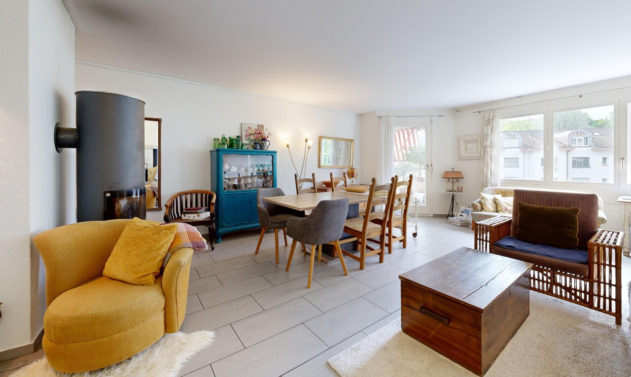 wohn- / esszimmer mit drywall, gipskartonwand, inside property, tile floor, und fliesenboden