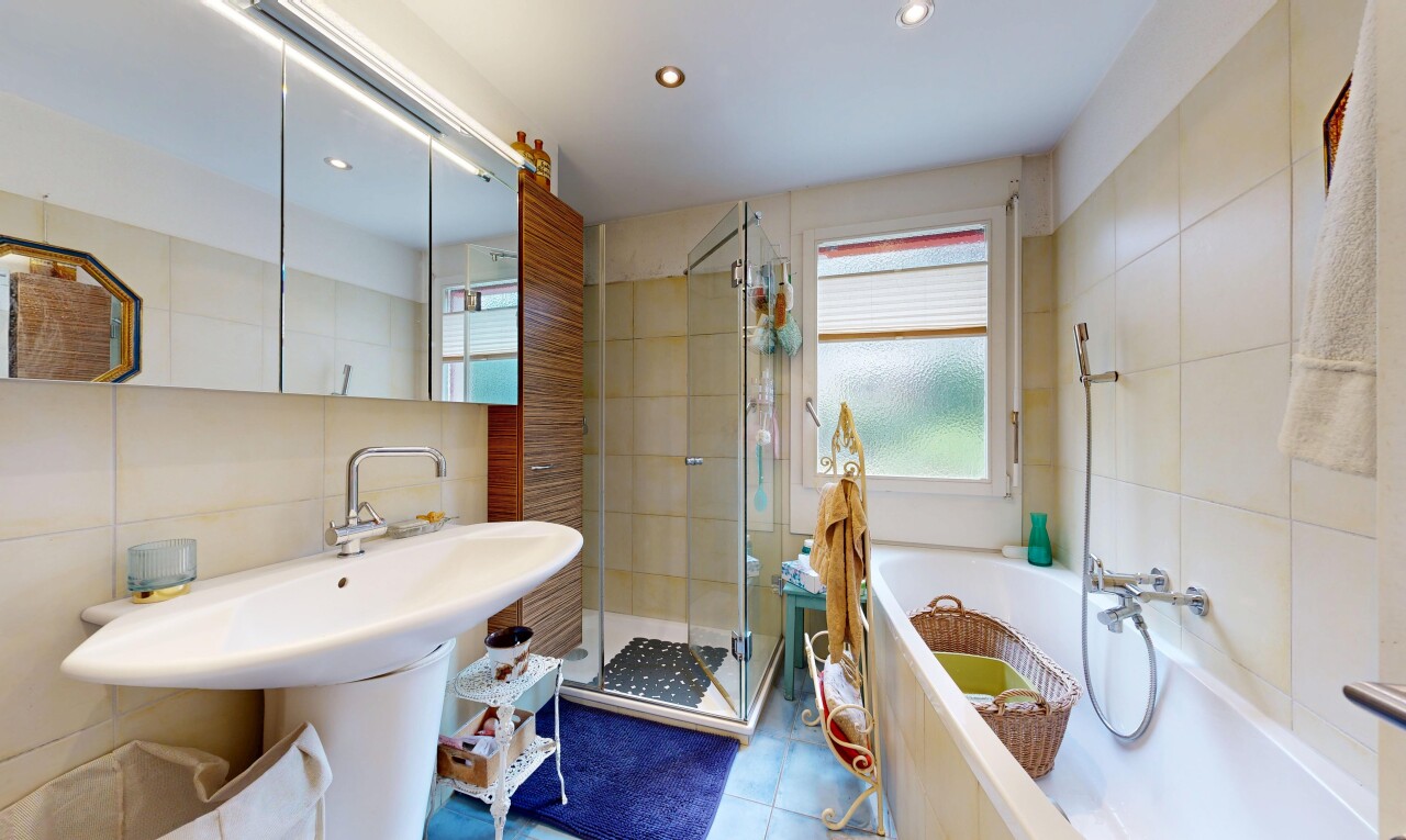 bad mit tile wall, fliesenwand, komplettes badezimmer, dusche, und bad