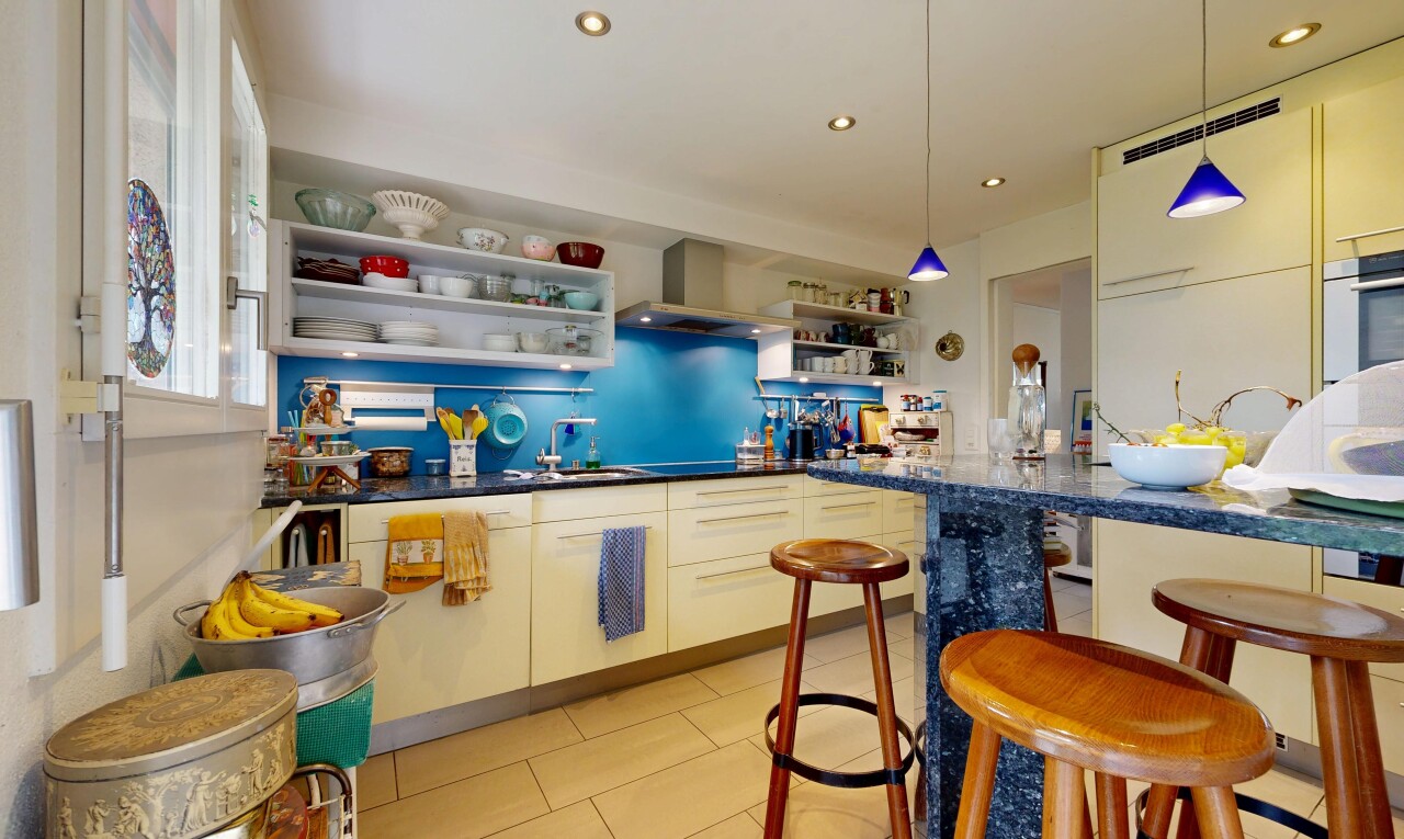 küche mit dunstabzugshaube, pendelleuchte, open shelves, offene regale, und dark countertops