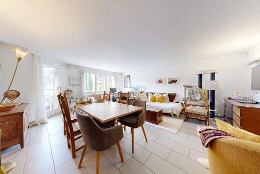 wohn- / esszimmer mit drywall, gipskartonwand, tile floor, fliesenboden, und light floor