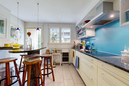 küche mit dunstabzugshaube, dark countertops, einbauleuchten, stone countertops, und stein arbeitsplatten