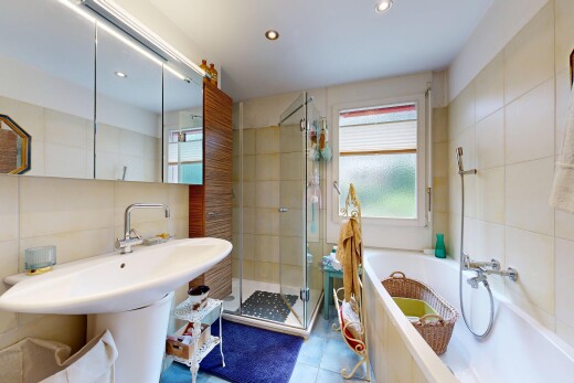 bad mit tile wall, fliesenwand, komplettes badezimmer, dusche, und bad