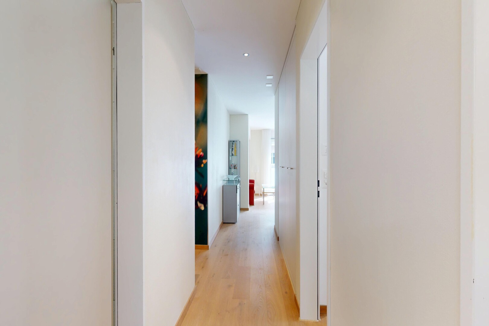 couloir avec inside property, sol en finition bois, wood finish floor, cloison sèche, et drywall