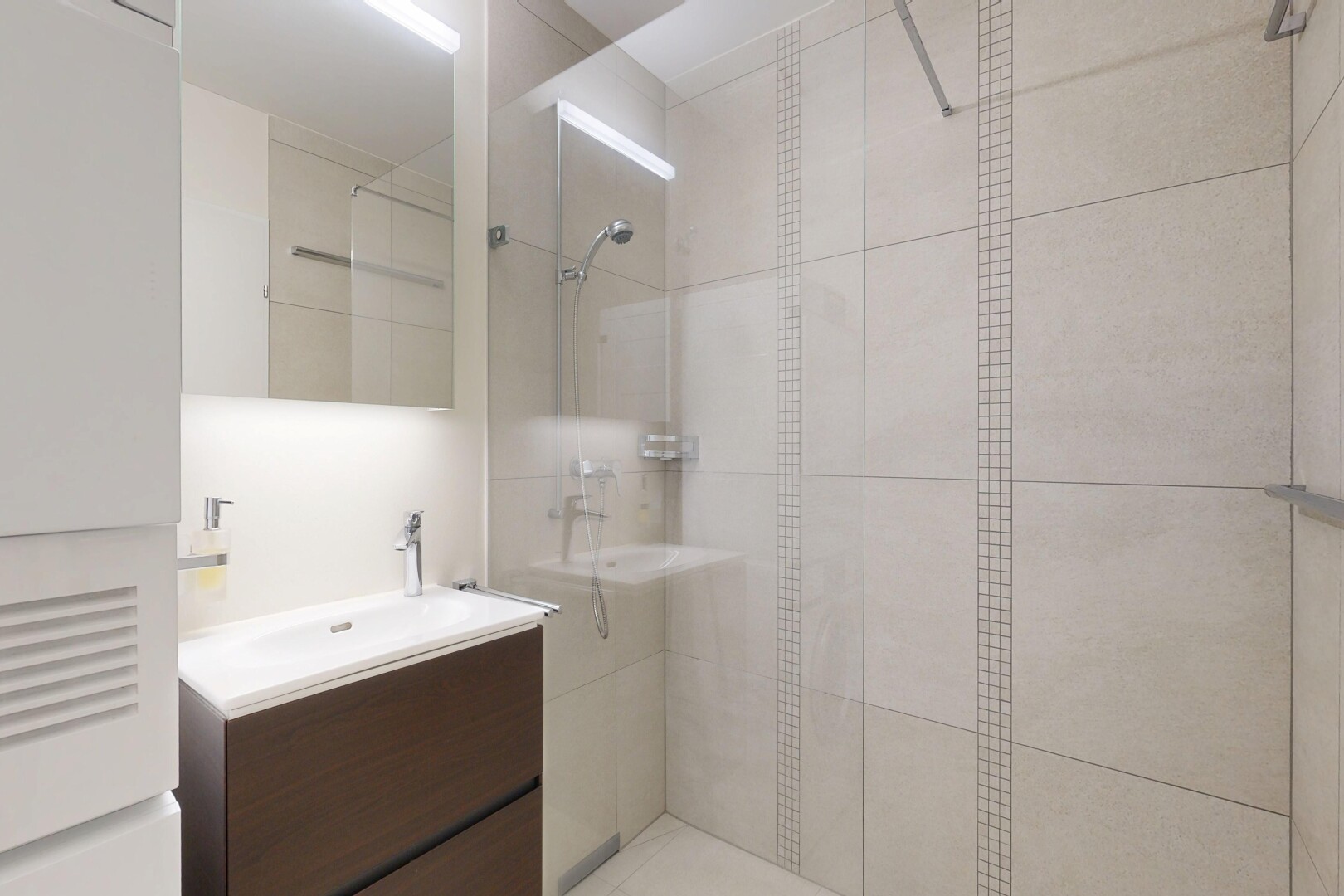 salle de bains avec miroir, lavabo (ou coiffeuse selon le contexte), douche, salle de bain complète, et light floor