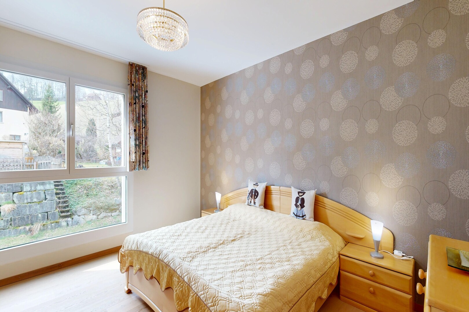 chambre avec inside property, lumière naturelle, natural light, mur en papier peint, et wallpaper wall