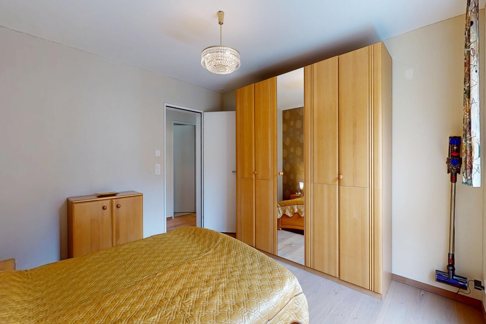 chambre avec cloison sèche, drywall, inside property, light floor, et sol en finition bois