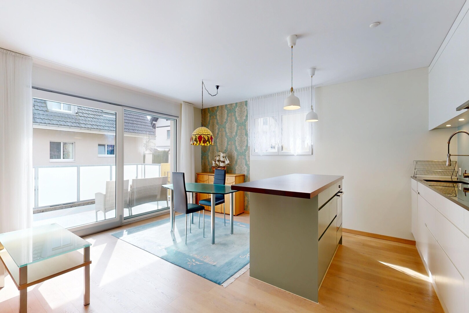 cuisine avec sol en finition bois, wood finish floor, inside property, armoires blanches, et white cabinets