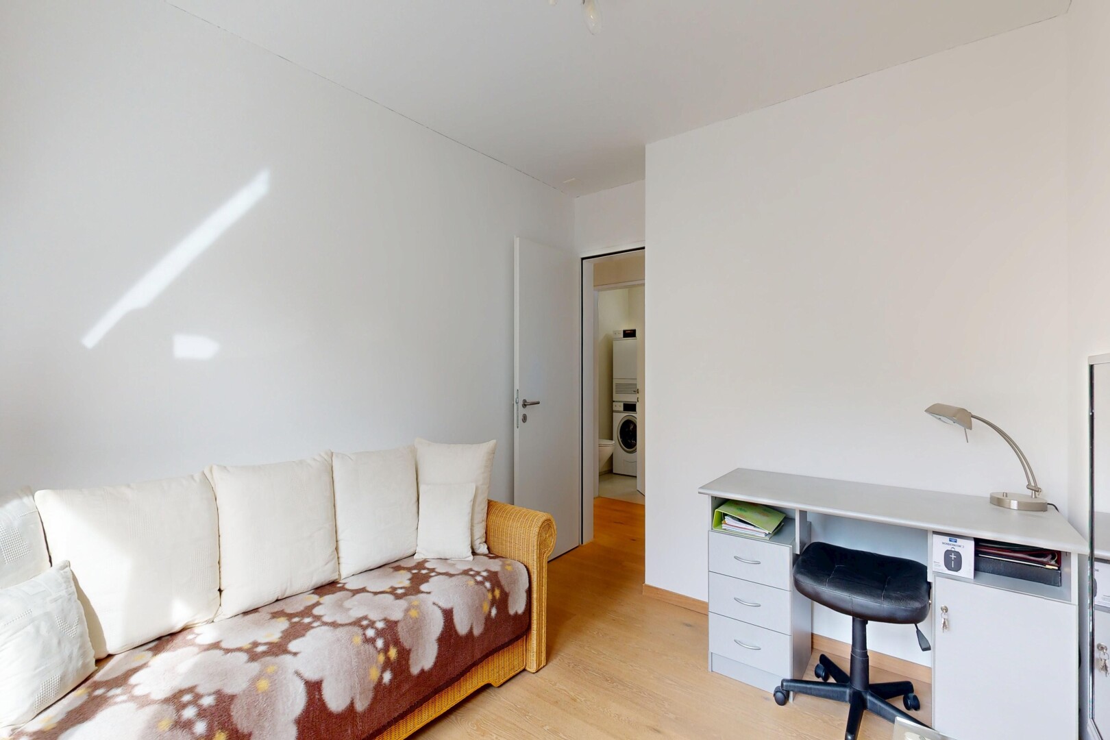 salon avec espace bureau, cloison sèche, drywall, sol en finition bois, et wood finish floor