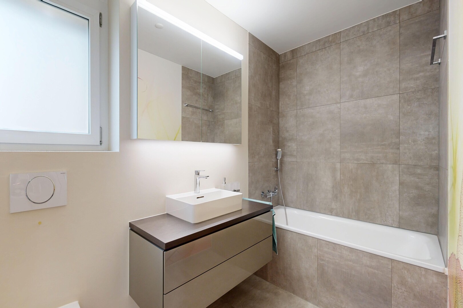 salle de bains avec salle de bain complète, lavabo (ou coiffeuse selon le contexte), inside property, miroir, et évier