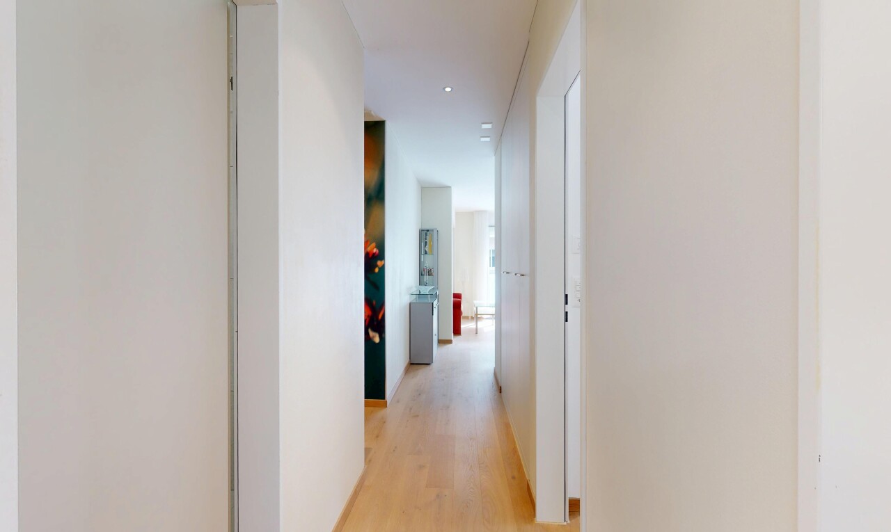 couloir avec inside property, sol en finition bois, wood finish floor, cloison sèche, et drywall