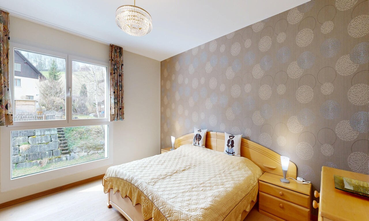chambre avec inside property, lumière naturelle, natural light, mur en papier peint, et wallpaper wall