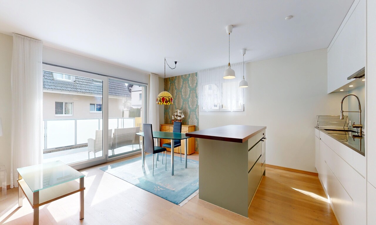 cuisine avec sol en finition bois, wood finish floor, inside property, armoires blanches, et white cabinets