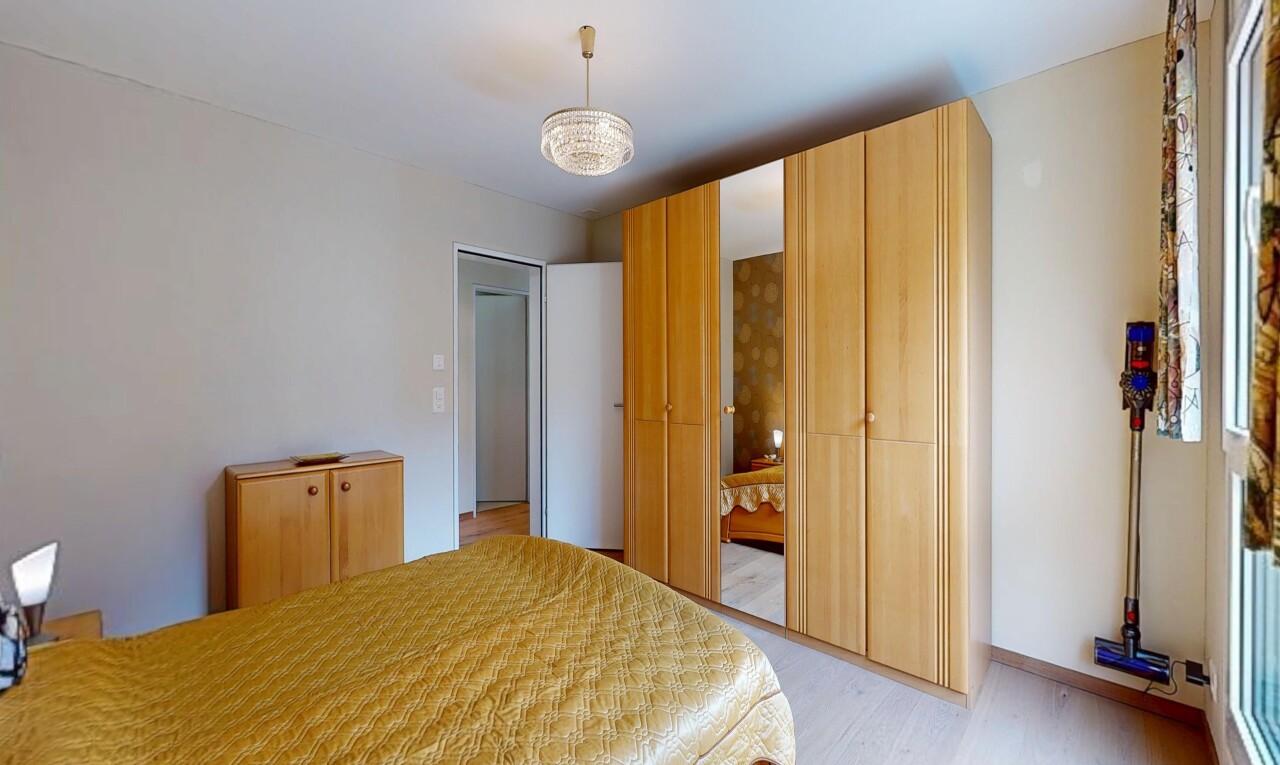 chambre avec cloison sèche, drywall, inside property, light floor, et sol en finition bois