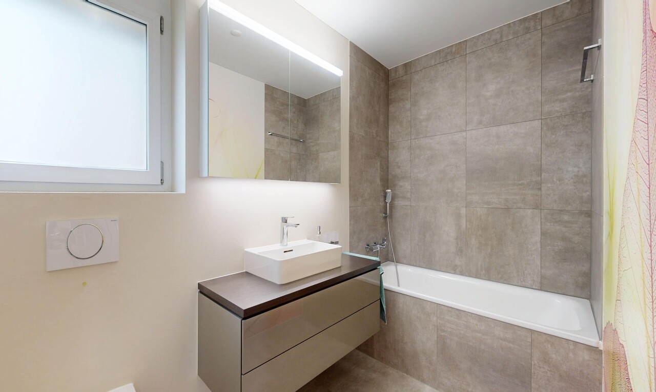 salle de bains avec salle de bain complète, lavabo (ou coiffeuse selon le contexte), inside property, miroir, et évier