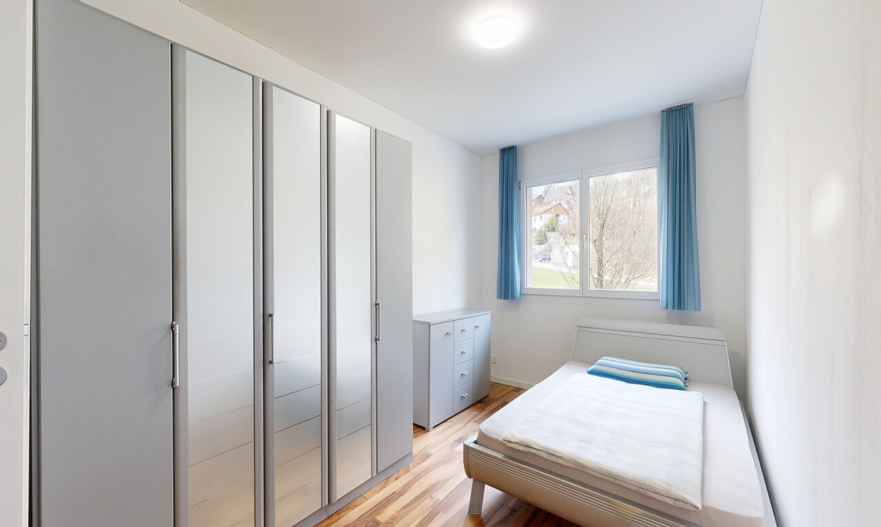 chambre avec wood finish floor, sol en finition bois, inside property, drywall, et cloison sèche