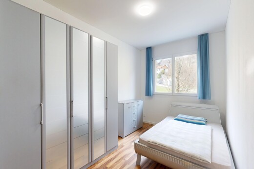 zimmer / schlafzimmer mit wood finish floor, holzfußboden, inside property, drywall, und gipskartonwand