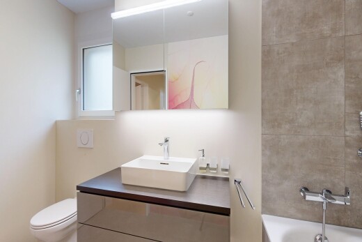 bad mit komplettes badezimmer, schminktisch, waschbecken, inside property, und spiegel