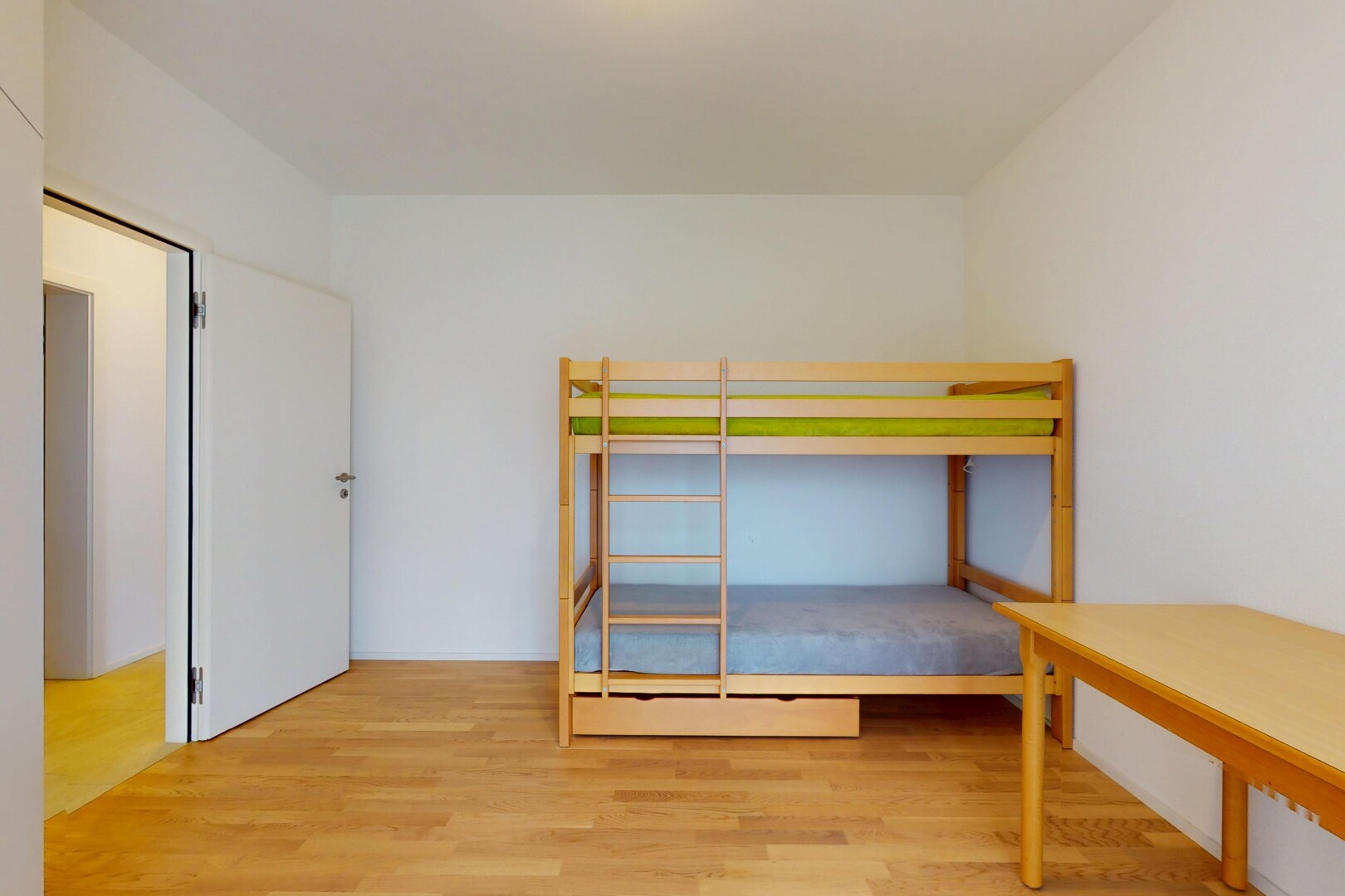 zimmer / schlafzimmer mit inside property, holzfußboden, wood finish floor, gipskartonwand, und drywall