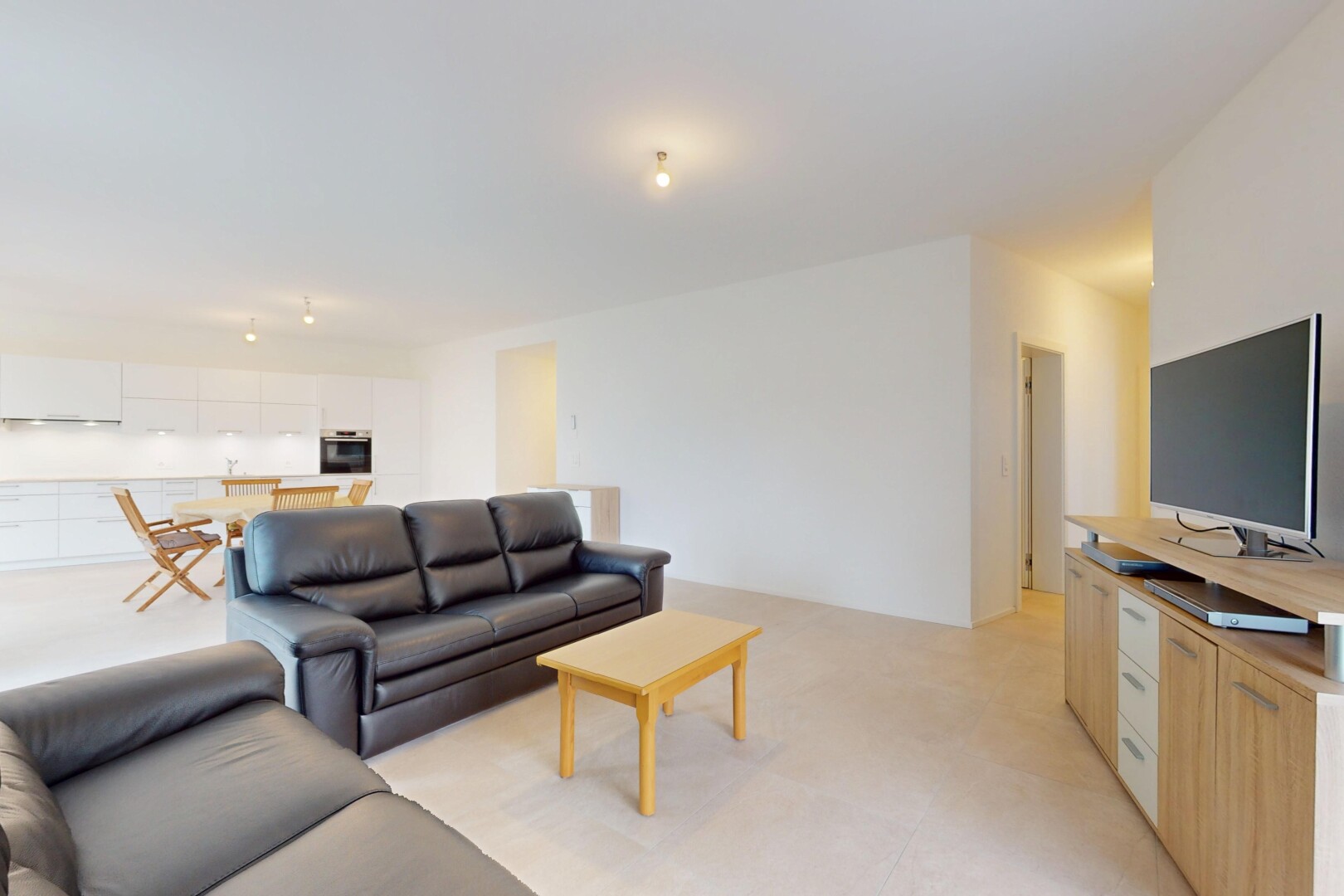 wohnzimmer mit fernseher, inside property, gipskartonwand, drywall, und teppich