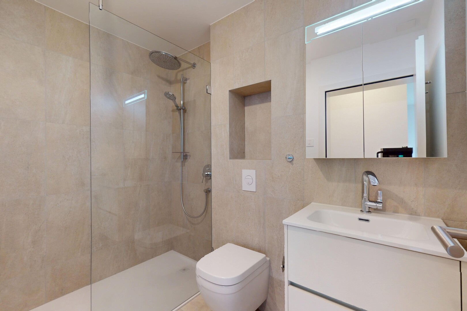 bad mit fliesenwand, tile wall, dusche, schminktisch, und toilette